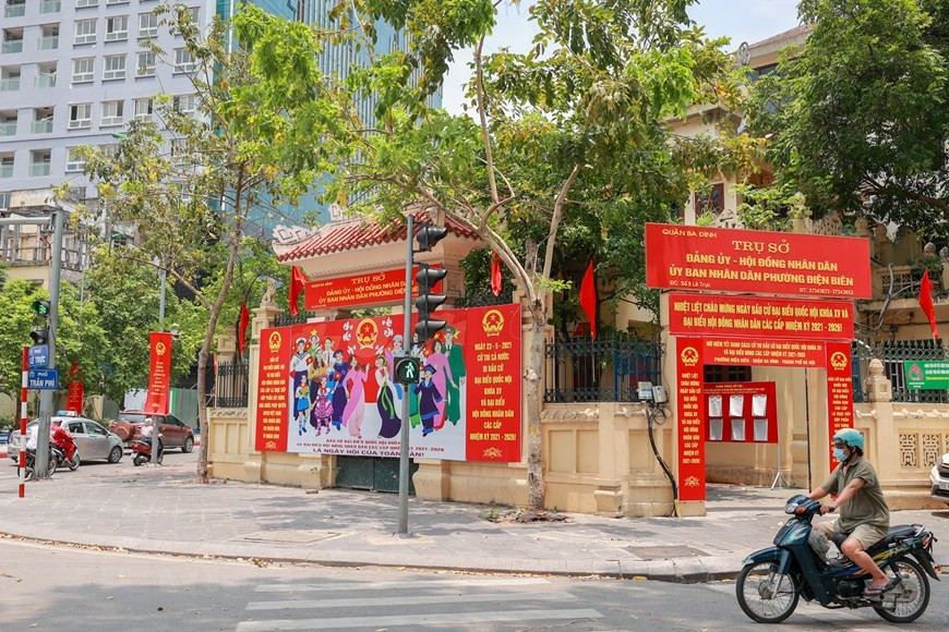 A l’arrondissement de Ba Dinh, à Hanoï, les préparatifs aux circonscriptions électorales sont déjà achevés depuis fin mars 2021. À ce jour, cet arrondissement a décoré 2.551 banderoles et 118 affiches et drapeaux rouges, créant un magnifique paysage urbain lumineux. Tout est prêt pour le jour des élections. Jusqu’au 18 mai, le Service de la Culture et des Sports de Hanoï a achevé les travaux de décoration des lieux où implantent les bureaux de vote pour les élections des députés à l'Assemblée nationale vietnamienne de la 15e législature et des membres du Conseils populaires de tous les niveaux du mandat 2021-2026. Photo : Vietnam+ 