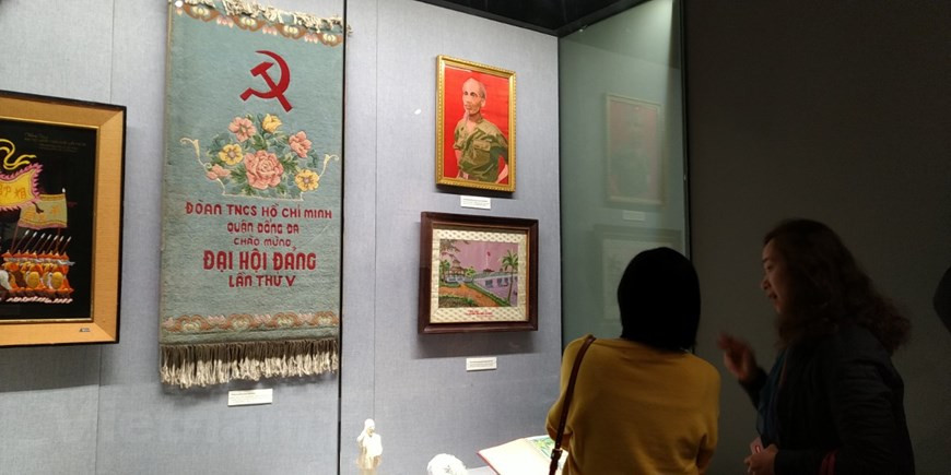 Les visiteurs de l'exposition au Musée national d’Histoire à Hanoï peuvent mieux comprendre l'histoire du Parti communiste du Vietnam (PCV). Des documents et objets sur les Congrès du Parti présentent 12 Congrès du Parti avec des décisions justes, fortes et clairvoyantes ; des victoires de la révolution vietnamienne qui sont des résultats de la solidarité, de l'unité, des efforts, de la force conjointe et de l'unanimité de tout le Parti, de tout le peuple et de toute l'armée. En outre, l’exposition présente les préparatifs du 13e Congrès national du PCV, dont des Congrès du Parti de différents échelons, des opinions de la population sur les documents soumis au congrès. Photo : Minh Thu/Vietnam+