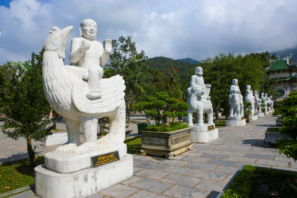 18 grandes statues en pierre d'Arhats sont disposées des deux côtés de l'allée menant au hall principal de la pagode Linh Ung - Bai But. Photo : VNA 