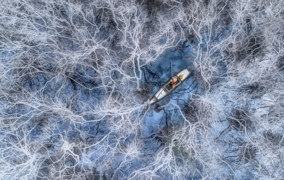 Une photo sur un pêcheur sur la lagune de Tam Giang (province de Thua Thien-Hue, au Centre du Vietnam) en hiver, prise par Pham Huy Trung a remporté le premier prix dans la catégorie "Personnes" de Drone Photo Awards, dans le cadre du concours de photographie Siena International Photo Awards 2021. Il s’agit d’un prestigieux prix photo créé en 2015. Cette année, ce concours attire des photographes du monde entier avec des milliers de clichés. Les sujets de cette édition du concours 2021 comprennent : nature, personnes, abstraction, groupes de photos, cité urbaine, vie sauvage, sports, mariage et vidéo. La liste des photos gagnantes a été annoncée sur le site web du concours au début de septembre. La cérémonie de remise des prix aura lieu à Sienne (Italie) en octobre. 