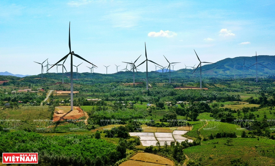 Le développement de l'énergie éolienne dans le district montagneux de Huong Hoa est considéré comme une nouvelle direction avec de nombreux potentiels. Photo : Vietnam Illustré 