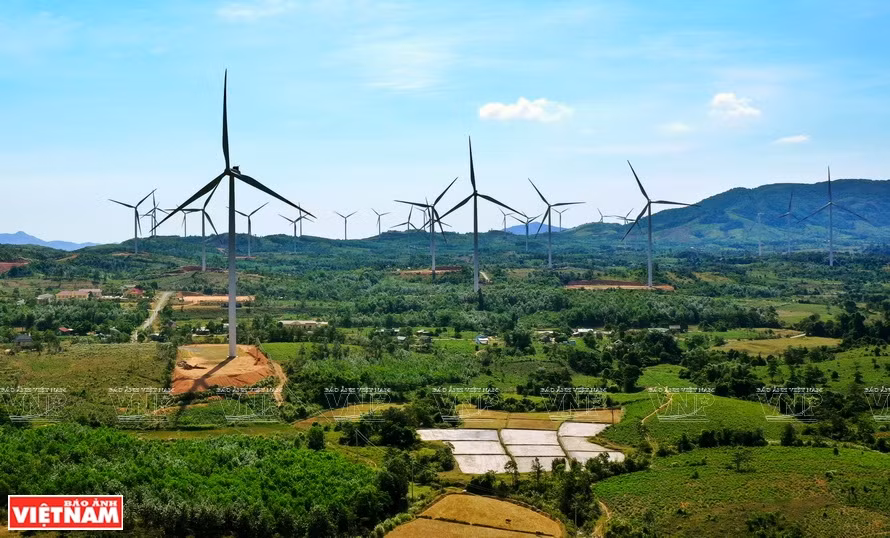 Le développement de l'énergie éolienne dans le district montagneux de Huong Hoa est considéré comme une nouvelle direction avec de nombreux potentiels. Photo : Vietnam Illustré 