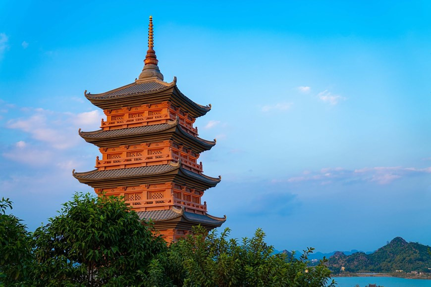 La nouvelle pagode de Bai Dinh est un complexe géant qui s’étend en longueur et en hauteur, depuis l’entrée principale jusqu’au sanctuaire du Bouddha Sakyamuni, en passant par le clocher et le sanctuaire dédié au Boddhisatva Avalokitesvara (Guang Yin), la Dame de la miséricorde de la religion bouddhiste. Bai Dinh est la plus grande pagode d’Asie du Sud-Est. Elle est titulaire de 12 records nationaux dont la plus grande cloche en cuivre, la plus haute et la plus lourde statue de Sakyamuni, les trois plus gros Bouddha (du passé, du présent et de l’avenir) en cuivre, le plus long couloir d’arhats. Chaque année, du 6e jour du 1er mois lunaire jusqu’à la fin du 3e mois lunaire, se tient la Fête de la pagode de Bai Dinh. Celle-ci est devenue l’un des plus importants centres bouddhistes du pays et même de l’Asie du Sud-Est. Photo : Vietnam+