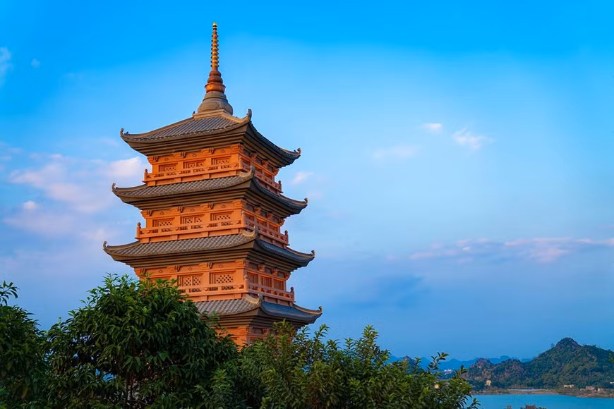 La nouvelle pagode de Bai Dinh est un complexe géant qui s’étend en longueur et en hauteur, depuis l’entrée principale jusqu’au sanctuaire du Bouddha Sakyamuni, en passant par le clocher et le sanctuaire dédié au Boddhisatva Avalokitesvara (Guang Yin), la Dame de la miséricorde de la religion bouddhiste. Bai Dinh est la plus grande pagode d’Asie du Sud-Est. Elle est titulaire de 12 records nationaux dont la plus grande cloche en cuivre, la plus haute et la plus lourde statue de Sakyamuni, les trois plus gros Bouddha (du passé, du présent et de l’avenir) en cuivre, le plus long couloir d’arhats. Chaque année, du 6e jour du 1er mois lunaire jusqu’à la fin du 3e mois lunaire, se tient la Fête de la pagode de Bai Dinh. Celle-ci est devenue l’un des plus importants centres bouddhistes du pays et même de l’Asie du Sud-Est. Photo : Vietnam+