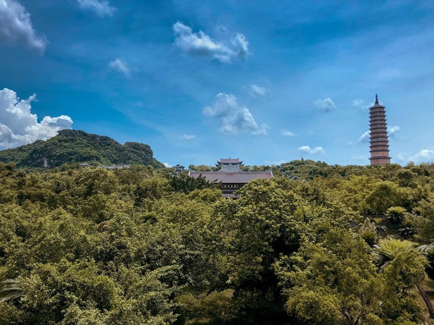 De l’ancienne pagode à la nouvelle, il faut emprunter une piste d’un kilomètre. Construite en 2003, la pagode trône sur le versant de la colline Ba Rau, face au lac Dâm Thi et à la rivière Hoàng Long, une position idéale selon les règles géomantiques. Cinq - cents statues d’arhats sont installées le long des deux couloirs menant les visiteurs depuis le portail principal jusqu’au sanctuaire des Bouddhas du passé, du présent et du futur. Ces deux couloirs, qui se rencontrent devant l’entrée du sanctuaire, mesurent chacun 1.700 m, symbolisant le chemin vers l’illumination des arhats. Il s’agit du plus long chemin d’arhats de toute l’Asie. Photo : Vietnam+