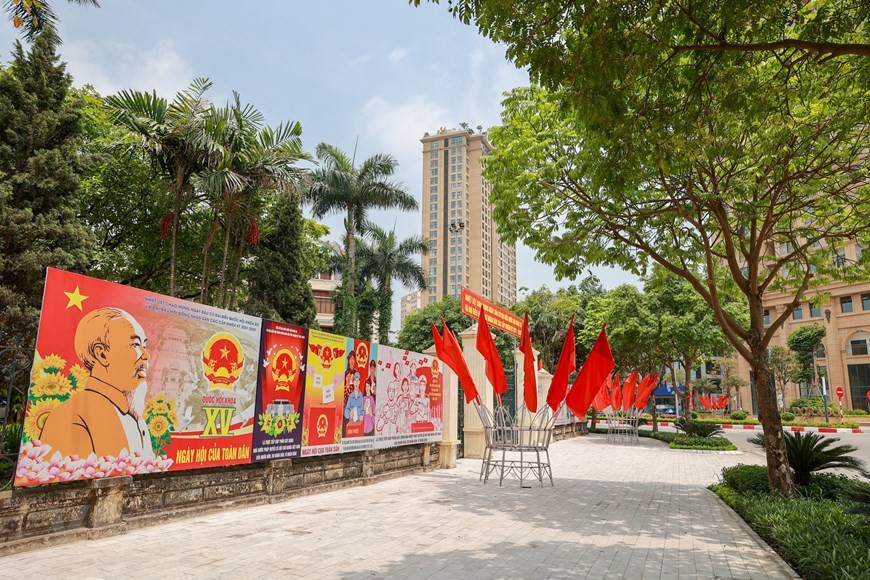 Les élections des députés à l'Assemblée nationale du Vietnam de la 15e législature et des membres des Conseils populaires à tous les niveaux du mandat 2021-2026 auront lieu dans quelques jours. Comme les autres localités du pays, Hanoï a bien préparé pour accueillir cette grande fête. Toutes les conditions et installations pour cet événement important du pays sont soigneusement préparées pour assurant les élections réussies pendant le contexte des évolutions complexes de la pandémie de COVID-19. Parmi les 866 candidats, les électeurs sélectionneront 500 députés de l’Assemblée nationale, 3.726 membres des Conseils populaires provinciaux, 22.952 membres des Conseil des districts et 242.312 membres des Conseils des communes. Photo : Vietnam+ 