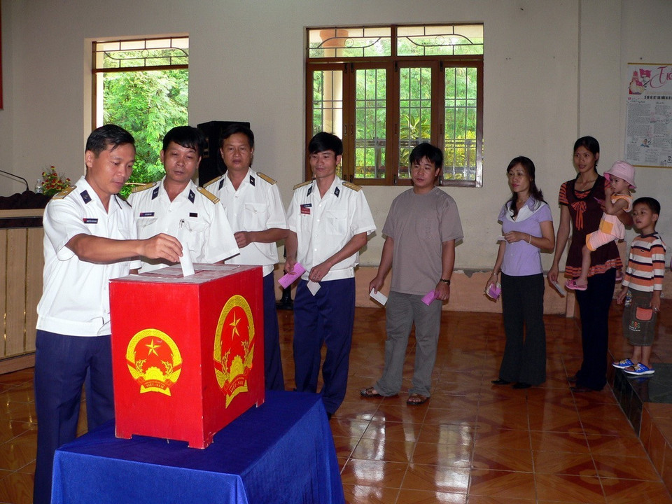 Des travailleurs de la société du charbon de Mao Khe de la Vinacomin votent pau quartier de Mao Khe, chef-lieu de Dong Trieu, province de Quang Ninh. Photo: VNA