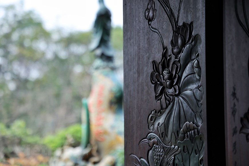 Une porte en bois magnifiquement sculptée. Photo : Vietnam+ 