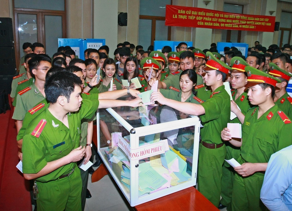Des officiers et soldats de la Sécurité publique votent pour élire les députés de la 14e législature de l'Assemblée nationale dans le bureau de vote n ° 8 du quartier de Tran Hung Dao, arrondisssement de Hoan Kiem à Hanoï. Photo: VNA