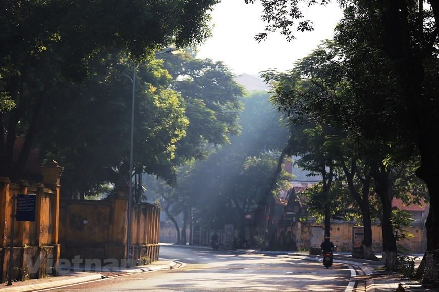 L’automne, saison romantique et poétique, commence à se faire ressentir à Hanoï. Les rues qui se teintent de magnifiques couleurs automnales suscitent de vives émotions chez ceux qui aiment la capitale. Pour beaucoup de gens, l'automne est le meilleur moment pour visiter et profiter de la beauté de Hanoï. Pendant cette saison, la ville revêt une tenue romantique et charmante grâce au beau temps, aux arbres aux feuilles jaunes, aux plats délicieux. Les gens s'accordent à dire que le meilleur temps de l'année à Hanoï est l’automne. Le soleil ne tape plus. La lumière du soleil devient moins boursouflée, un vent frais commence à souffler et des feuilles jaunes sont dispersées dans la rue. 