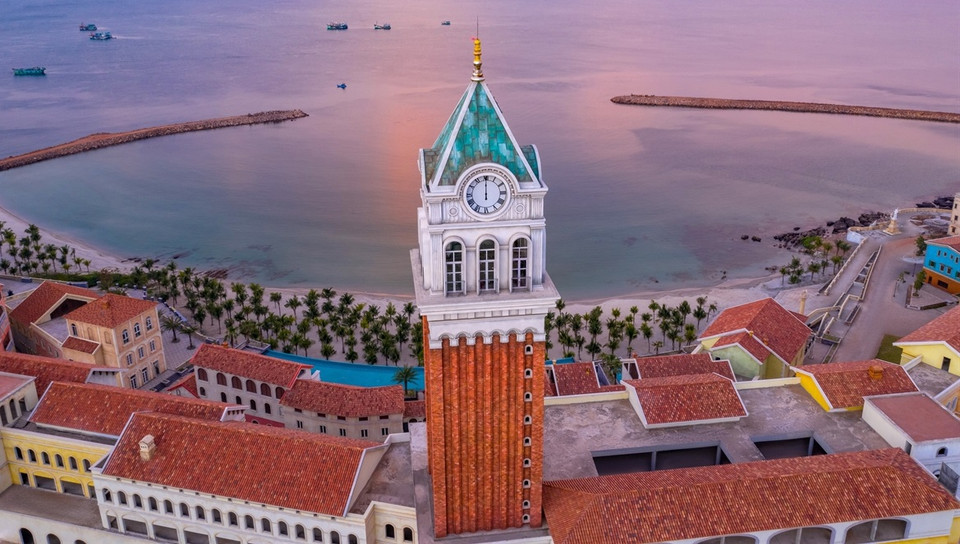La tour de l'horloge de Central Village est située au centre du bourg. Haute de 75 m, la tour s'inspire de l'emblématique Campanile Saint Marc en Italie. Photo : Sun Group 