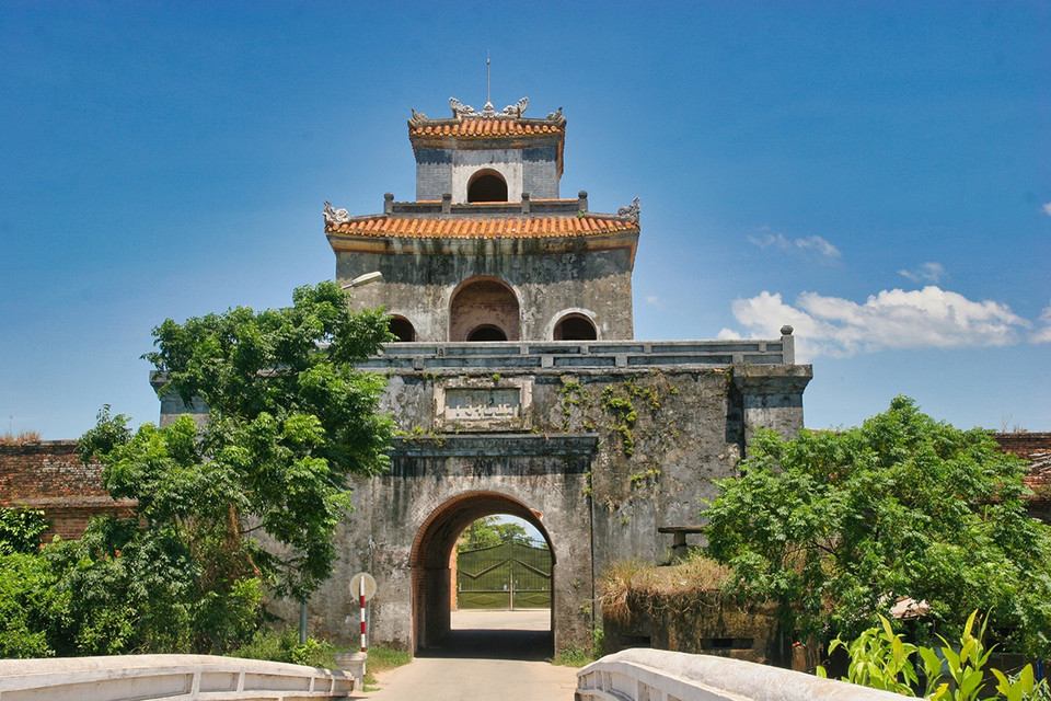 La porte Chanh Bac (la porte arrière) est située à l'arrière de la citadelle de Huê, au bout de la rue Dinh Tien Hoang. L'arc a été construit en 1809 et le belvédère en 1831. Photo : thanhnien.vn 