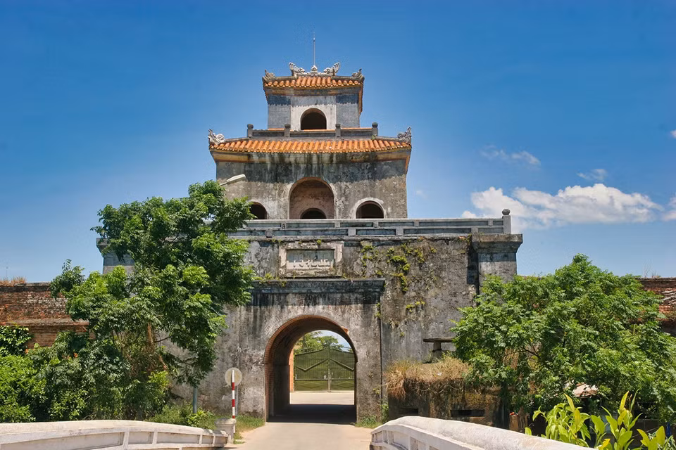 La porte Chanh Bac (la porte arrière) est située à l'arrière de la citadelle de Huê, au bout de la rue Dinh Tien Hoang. L'arc a été construit en 1809 et le belvédère en 1831. Photo : thanhnien.vn 