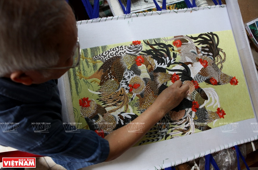 Réaliser l’esquisse sur étoffe est un travail difficile. 