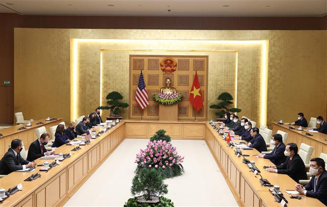  Le Premier ministre vietnamien Pham Minh Chinh reçoit la vice-présidente américaine Kamala Harris en visite au Vietnam. Le Vietnam est une destination dans le cadre de la première visite officielle en Asie d'une femme vice-présidente américaine. C’est aussi la première fois qu'une vice-présidente américaine effectue une visite au Vietnam (25 août 2021). Photo : VNA. 