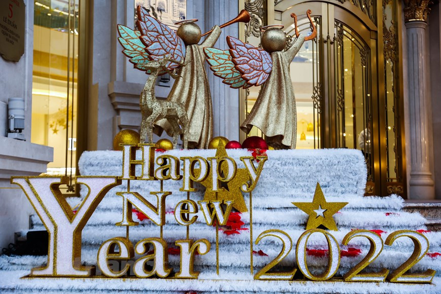 Il est facile de voir des sapins, ou les lettres "Happy New Year" (Bonne année), dans les rues. Photo: Vietnam+ 