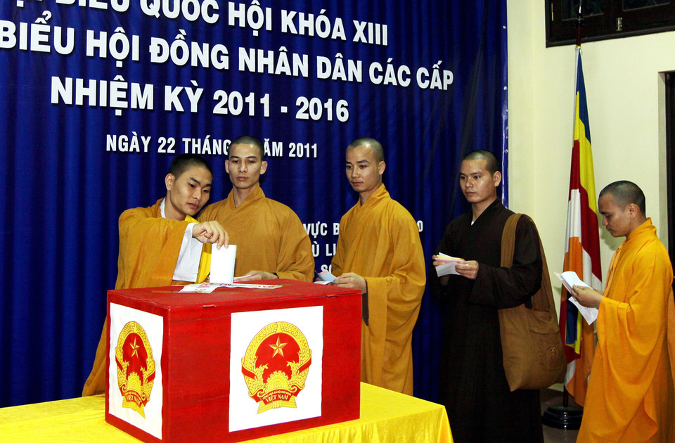 Des moines et nonnes exercent leur devoir de citoyen via les élections des députés de la 13e législature de l'Assemblée nationale dans le bureau de vote n ° 20, commune de Phu Linh, district de Soc Son à Hanoï. Photo: VNA