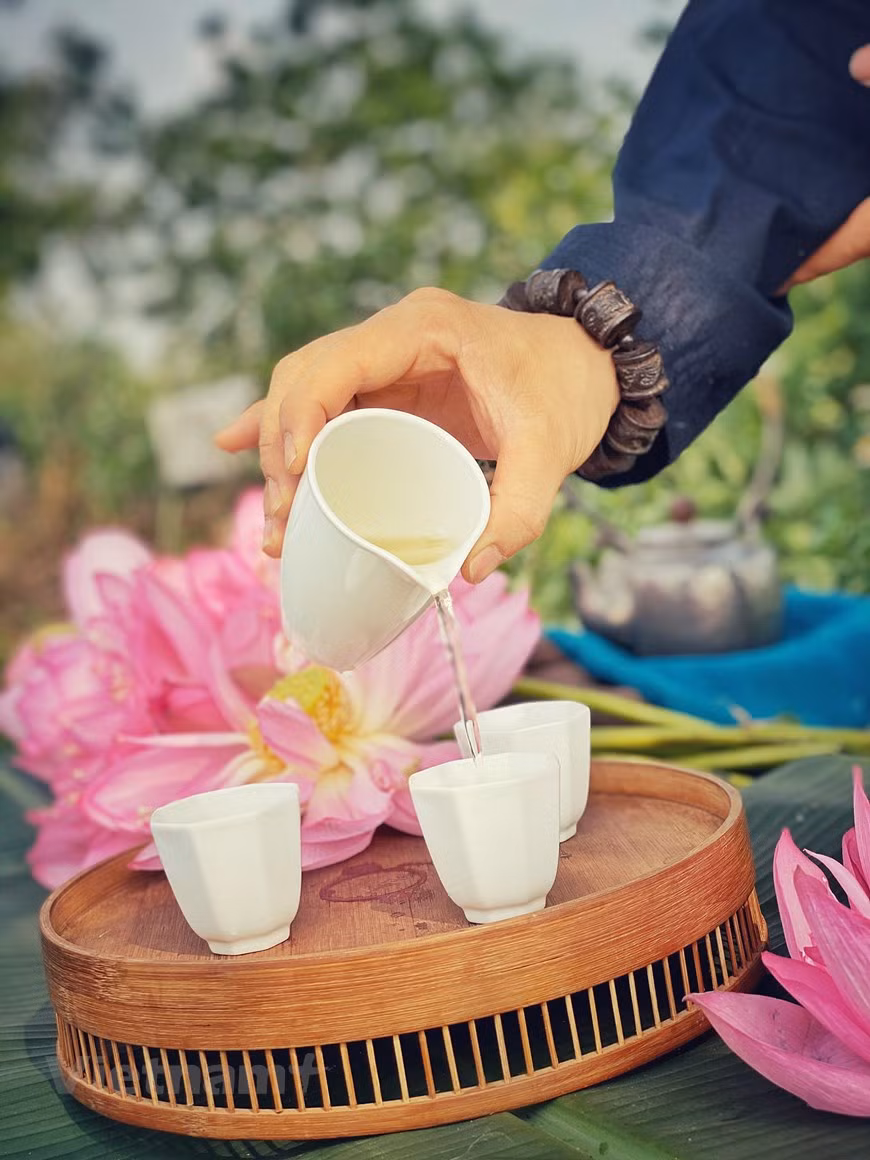 Les Hanoïens croient que boire du thé au lotus est un plaisir frugal mais pur et noble. 