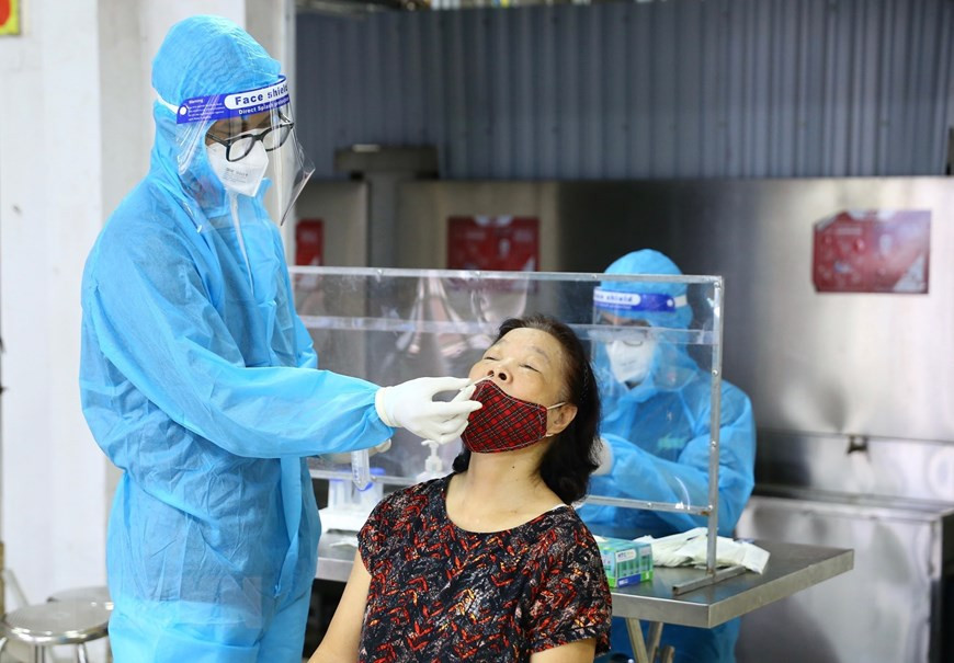 Le prélèvement des échantillons est appliqué aux personnes vivant dans des zones à haut risque où de nombreux patients du COVID-19 ont été dépistés ou à forte densité de population. Photo: VNA 