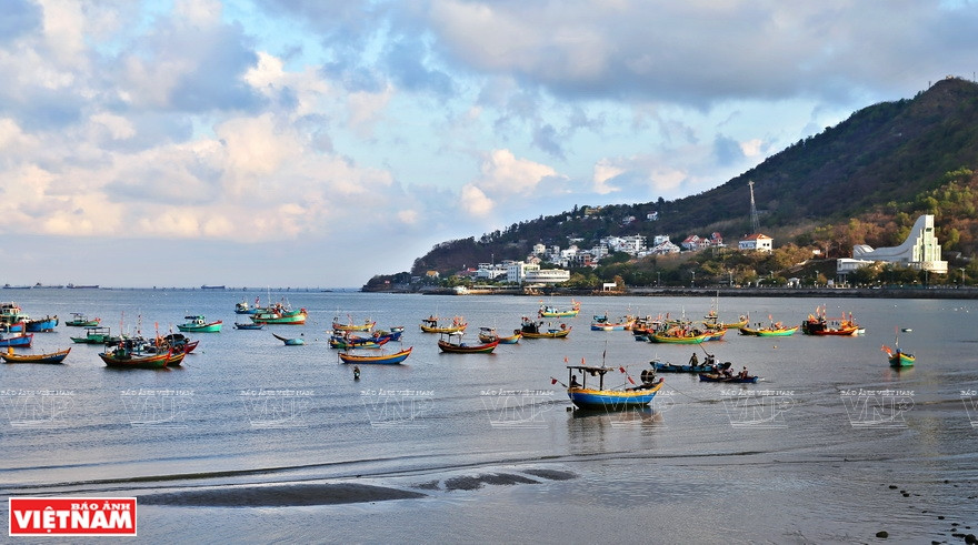 Le village littoral des pêcheurs de Vung Tau vu de loin. 
