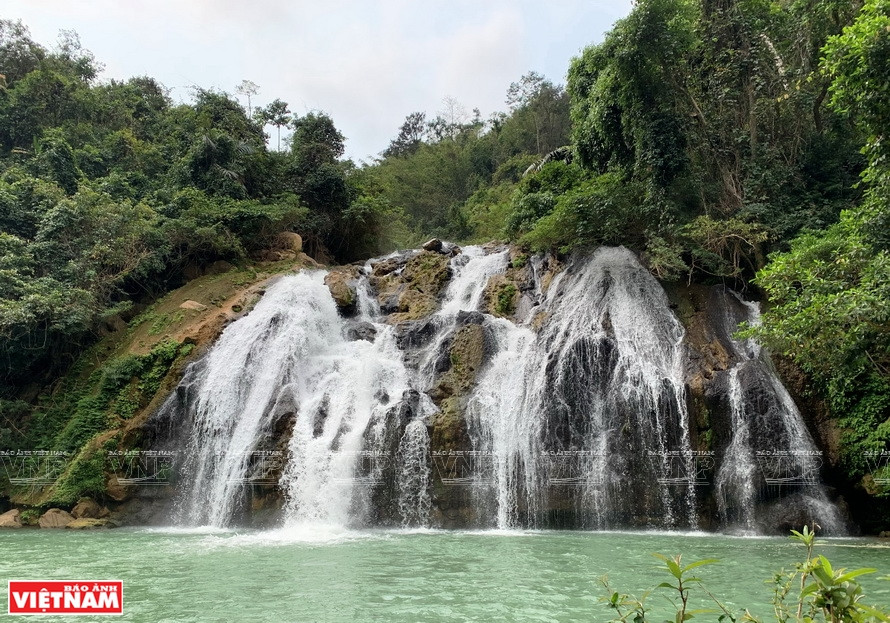 La cascade de Ta Puong dans le district montagneux de Huong Hoa, province de Quang Tri. Photo : Vietnam Illustré 