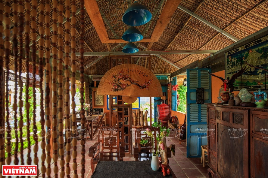 Une maison dans la ferme Dat Phuong Nam toujours décorée suivant le style d'une vieille maison typique du Sud. 