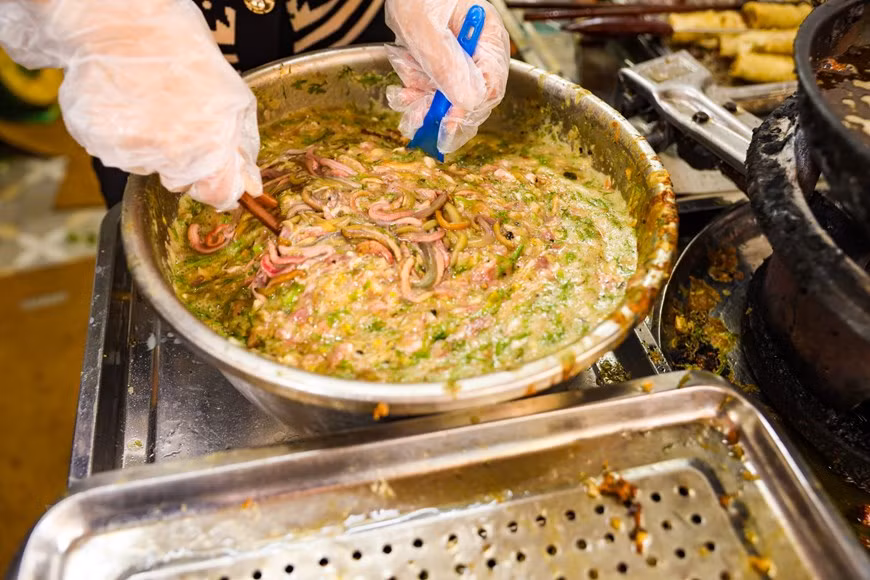 Les néréides, donc… Ces êtres vivant dans les eaux saumâtres semblent difficiles à apprivoiser, la faute sans doute à leur aspect peu engageant… et peu appétissant pour qui n’est pas habitué, ce qui n’est pas le cas de Bui Nga : « Les néréides sont moches, c’est vrai, mais très nourrissantes. Un simple coup d’œil suffit pour savoir si elles sont fraîches ou non. Quand elles sont fraîches, elles ont le corps ferme et elles nagent. Il faut tout simplement les laver et enlever tous les minuscules coquillages qui s’incrustent sur leurs corps. J’adore les néréides, moi. Quand on les tape, elles expulsent une espèce de liquide blanchâtre. C’est comme ça qu’on sait si elles sont bonnes ou pas». 