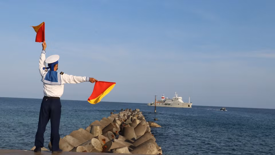 Un soldat de l'île de Song Tu Tay fait des signaux à un bateau se rapprochant de l'île. Photo: VNA 