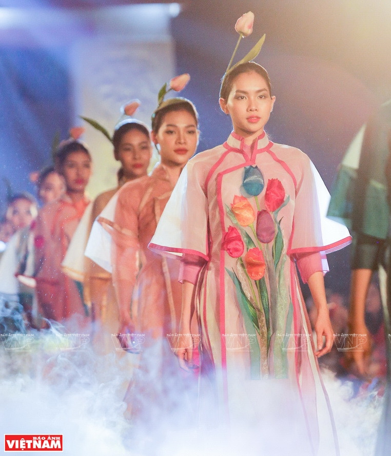Lors du défilé de mode "Notre Ao Dai" présenté au Temple de la Littérature - Quoc Tu Giam (Hanoï), Phuong Thanh s'est inspirée des tulipes pour créer une collection sur la soie d'organza. 