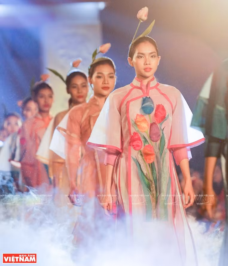 Lors du défilé de mode "Notre Ao Dai" présenté au Temple de la Littérature - Quoc Tu Giam (Hanoï), Phuong Thanh s'est inspirée des tulipes pour créer une collection sur la soie d'organza. 