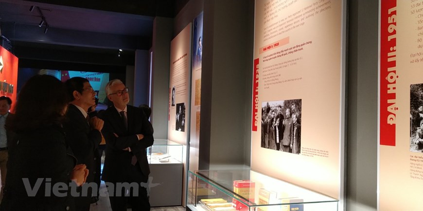 Des visiteurs de l’exposition découvrent les plus de 200 documents, objets et photos exposés, qui traduisent trois contenus principaux : la naissance du Parti communiste du Vietnam (PCV), le PCV et ses congrès, les préparatifs du 13e Congrès national du Parti. L’exposition est organisée par le Musée national d’Histoire et les Archives du bureau du Comité central du Parti, à l’occasion du 91e anniversaire de la fondation du Parti communiste du Vietnam – PCV (3 février 1930) et avant le 13e Congrès national du Parti. S’agissant de la naissance du PCV, l’exposition présente le rôle du leader Nguyen Ai Quoc dans l'acquis et la sensibilisation du marxisme-léninisme pour créer un parti politique au Vietnam. La naissance du PCV a ainsi pour mission de diriger la révolution vietnamienne. Photo : Minh Thu/Vietnam+