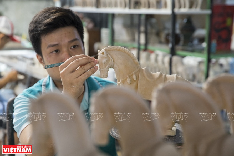 Façonnage de céramiques d'art dans un atelier à Lai Thieu. 
