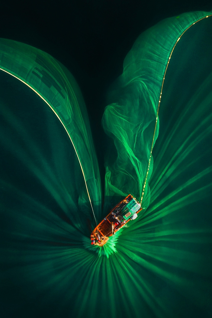 La photo « Fleurs de mer » du photographe Vu Ngoc Tuan a été prise en été au village de pêcheurs An Hai et Hon Yen, province de Phu Yen au Centre du Vietnam. 
