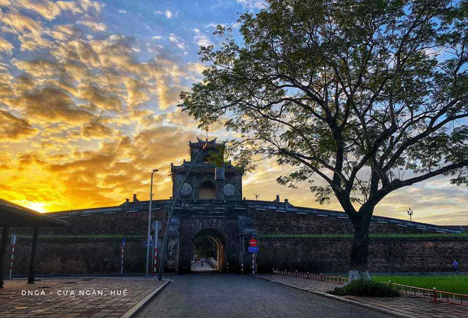 La porte The Nhon (également connue sous le nom de porte du compartiment) est tout près de la tour du Drapeau (Ky Dai) et de la Porte du Midi (Ngo Môn). Photo : baothuathienhue.vn 