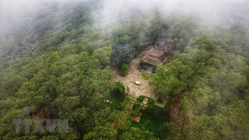 Au sommet du mont Côn Son trône le pagodon Bach Vân (Nuage Blanc en français), dédié à Nguyên Binh Khiêm, un grand poète du 16ème siècle. Photo : VNA