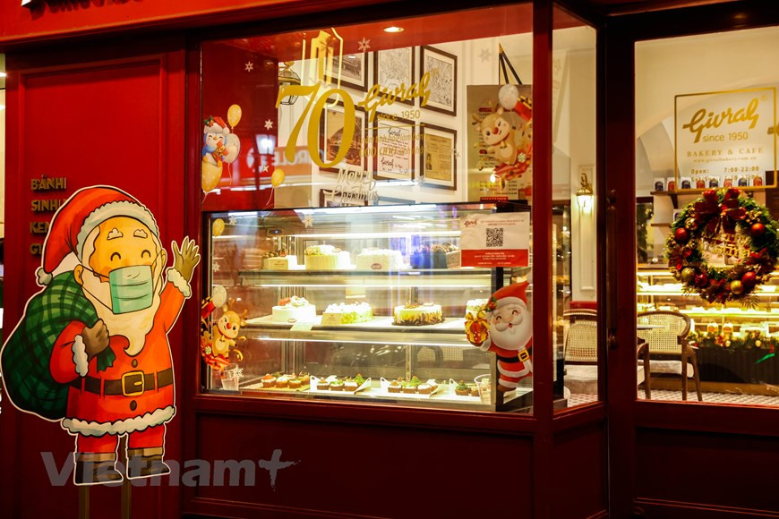 Une boulangerie avec une décoration de Noël simple, appelant au respect du message 5K. Photo: Vietnam+ 