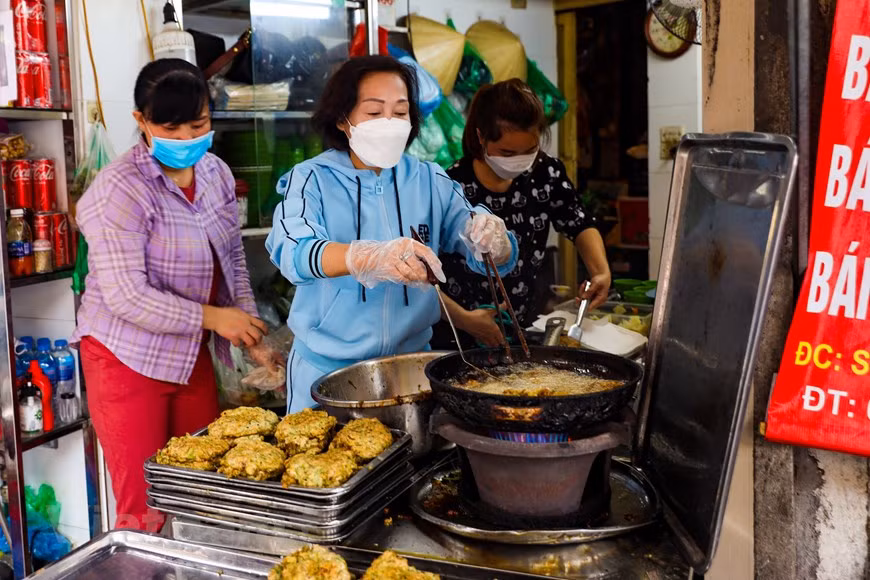 Vers la fin de l'automne et au début de l’hiver, les gastronomes hanoiens se chuchotent à propos d'un plat spécial, qui n'apparaît qu’à cette unique occasion de l’année. C’est exactement des galettes de Cha ruoi (Hachis frit de néréides). Bien que Hanoï ne soit pas le lieu de production de vers baptisés néréides, la capitale est connue pour ses recettes qui apportent aux gastronomes les galettes de Cha ruoi les plus délicieuses. Situé juste à côté de la porte Quan Chuong, le restaurant de No 1 Hang Chieu de Mme Nhâm est toujours bondé de gastronomes qui viennent à ce lieu pour profiter de ce plat de spécialité hors pair de la capitale.