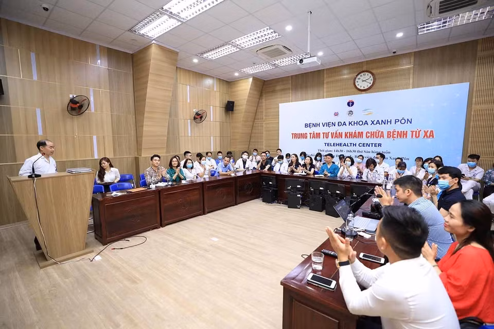 La VNA organise un échange sur les compétences photographiques à l'intention de plus de 50 médecins et infirmières de l'hôpital Saint-Paul (Hanoï). Photo : VNA 