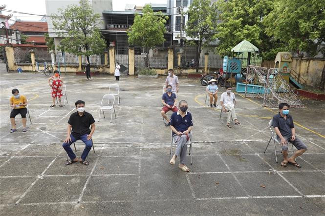 Des habitants de la commune de Ngoc Hoi venus se faire prélever des échantillons pour le test du COVID-19. Photo : VNA 