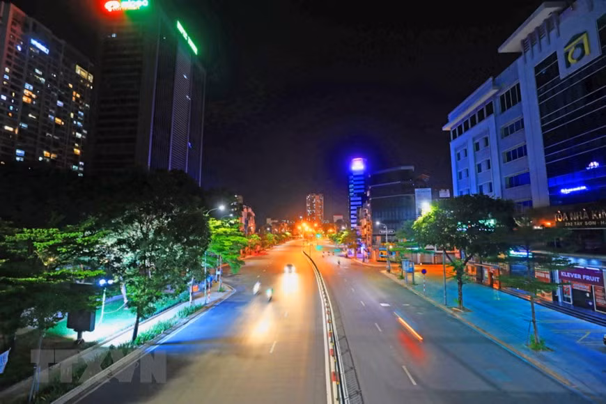 La rue Tay Son, complétement vide. Photo : VNA 