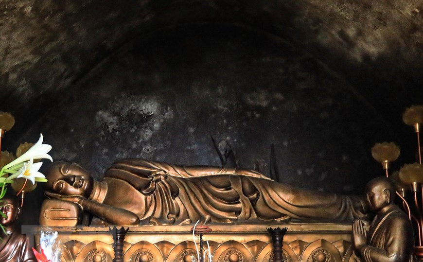 La statue du roi-bouddha Trân Nhân Tông est située dans la pagode Ngoa Van, nichée sur le flanc du mont Bao Dài, à une altitude de 600 m au-dessus du niveau de la mer, appartenant à la zone des reliques historiques de la dynastie des Trân, commune de Dông Triêu, province de Quang Ninh. Photo : VNA
