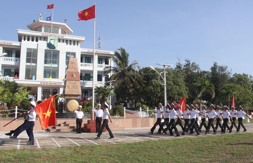 Cérémonie de lever du drapeau sur l'île de Song Tu Tay le 28 avril 2021.