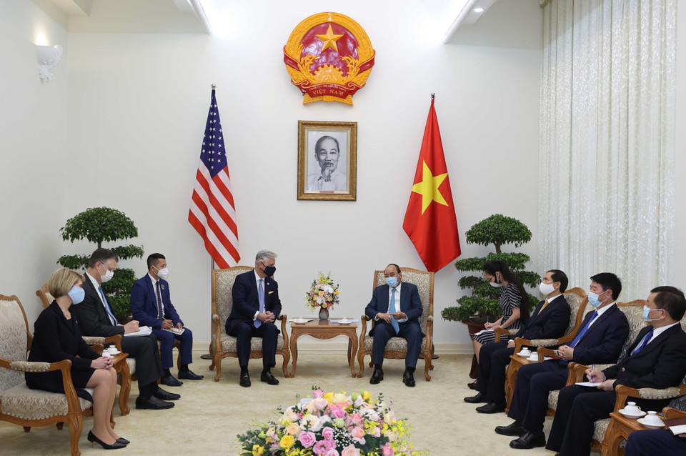 Le Premier ministre Nguyen Xuan Phuc a reçu Robert O'Brien, conseiller américain à la sécurité nationale, en visite officielle au Vietnam (21 novembre 2020). Photo: Thong Nhat - VNA. 