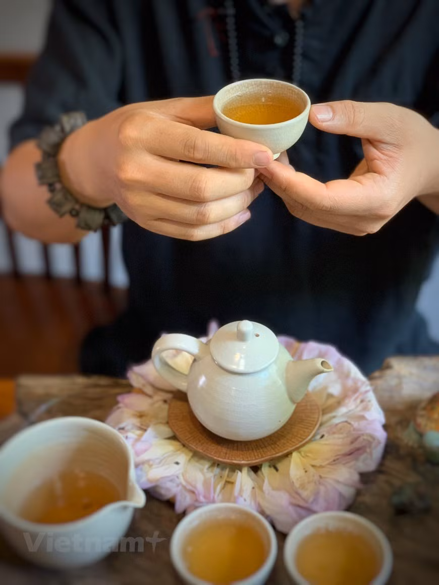 Déguster une tasse de thé au lotus dans la bonne matinée, avant de commencer le travail. 