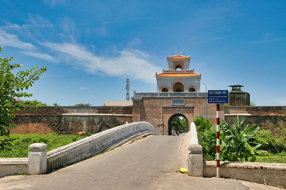 La porte Chanh Tay est située à l'Ouest de la citadelle de Huê, dans la rue Thai Phien. Son arc a été construit en 1809 et son belvédère en 1829. Photo : thanhnien.vn 