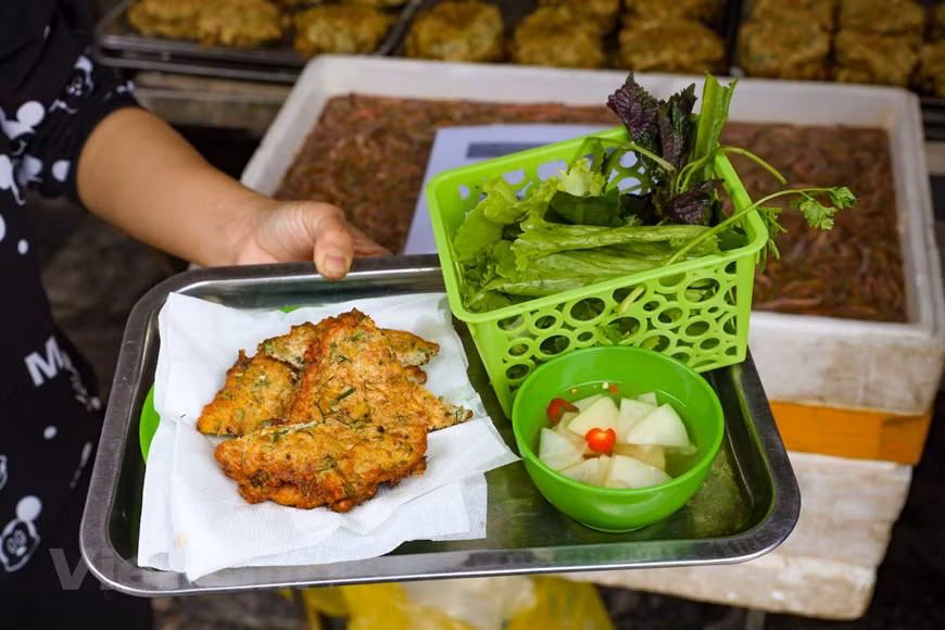 Des galettes de cha ruoi parfumés au goût gras mélangés à un léger zeste de mandarine amère, mélangés harmonieusement sont trempés légèrement à une sauce de poisson sucrée et épicée font saliver toutes les papilles. Grâce à l’habileté des grands-mères, les mères, le cha ruoi est sublimés et devient un des plats délicieux et typiques de la capitale chaque fin d'automne. Bien que le Cha ruoi à Hanoï soit désormais vendu toute l'année, de nombreux gourmets doivent encore attendre sa saison pour en profiter. Ce plat attire toujours les gourmets chaque automne. Auparavant, la boutique de Mme Nham vendait par saison, mais en raison des goûts des clients, la boutique a progressivement ouvert toute l'année. 