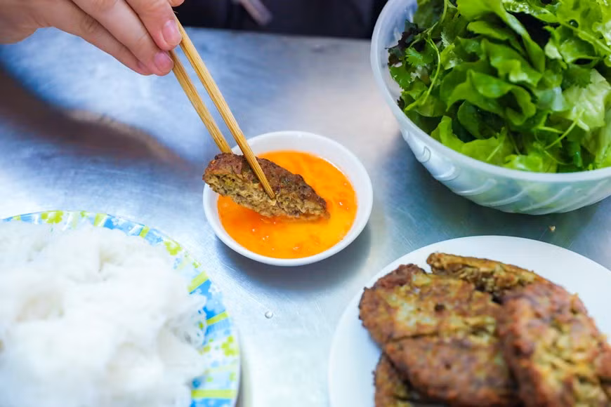 Pour avoir la meilleure source de néréides, Mme Nham doit en acheter dans les provinces de Nghe An, Hai Duong et Hai Phong. Le cha ruoi est considéré comme une spécialité culinaire rare de Hanoï vers la fin d’automne, donc les visiteurs une fois venus à Hanoï à cette saison, ils ne peuvent pas ne pas manquer l’occasion d’en déguster car c'est le moment le plus délicieux de ce met. Le cha ruoi se mange chaud, est trempé dans une sauce de poisson préparé avec quelques fines tranches de kumquat et de quelques tiges de coriandre. Le goût gras des néréides, des œufs, de la viande de porc hachée, des oignons, de l'aneth, des zestes de mandarine..., le goût épicé du piment, crée un plat spécial et inoubliable pour les gourmets de ce plat de Hanoï. Ainsi, de nombreux touristes en achètent également pour faire cadeau à leurs proches et leurs amis. Le prix de chaque galettes de cha ruoi varie de 20.000 à 30.000 dongs, mais le restaurant est toujours bondé de clients. 