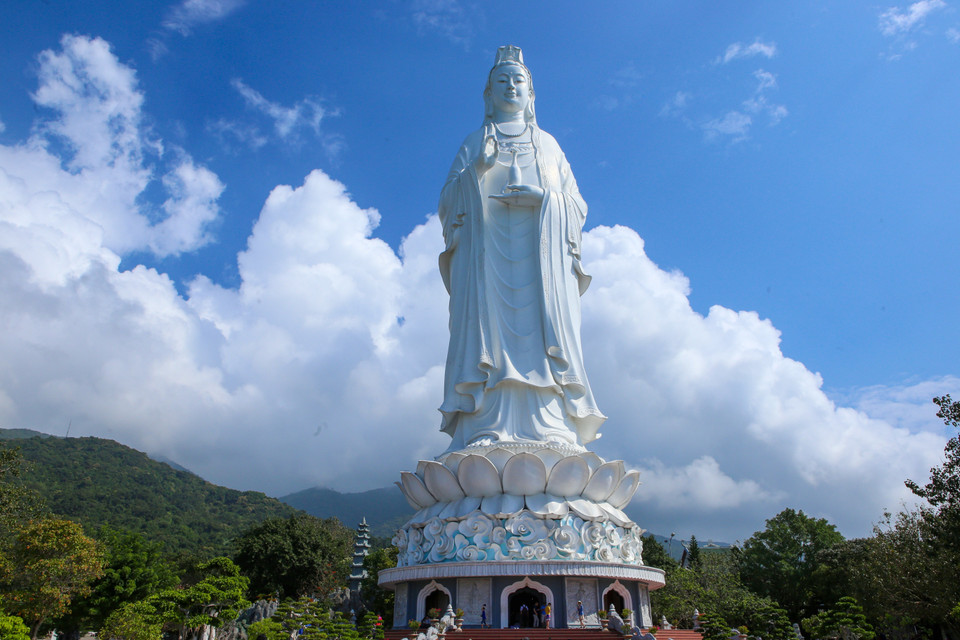 Avec une hauteur de 67 m, la statue de la déesse Quan Yin est considérée comme la plus grande du genre au Vietnam. Photo : VNA 