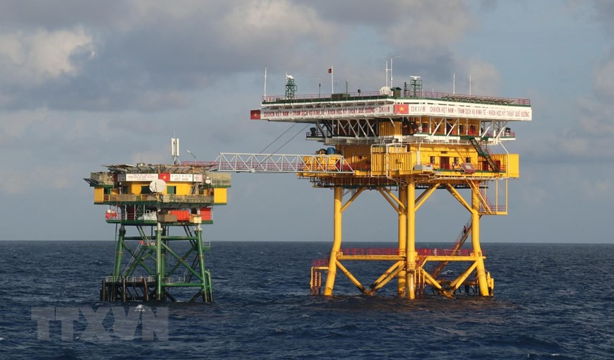 Le drapeau national flotte sur la plate-forme DK1/8.