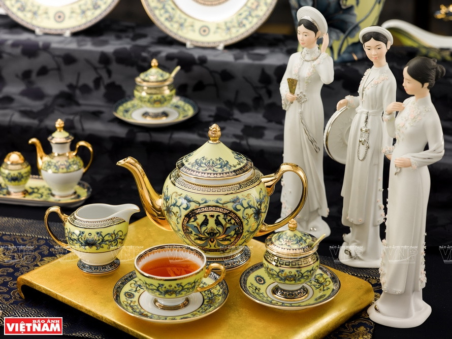 Cet ensemble de théières aux motifs dorés a été utilisé pour servir le banquet des dirigeants de 21 économies lors de l'APEC 2017 qui s'est tenu au Vietnam. 